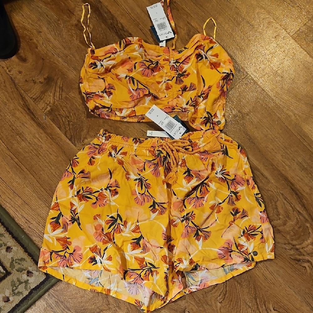 NWT Roxy 2 Pc Set Halter top Size Large And Shorts Size Medium